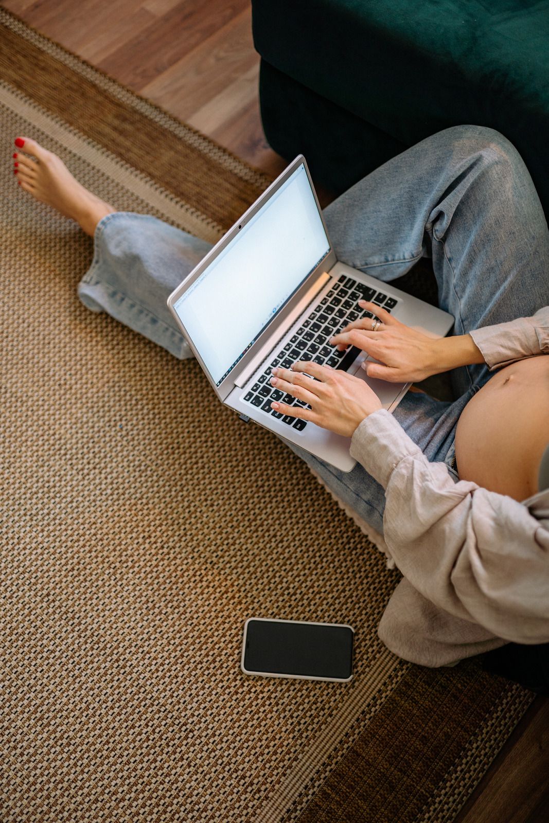 Foto: Schwangere Frau mit Laptop
